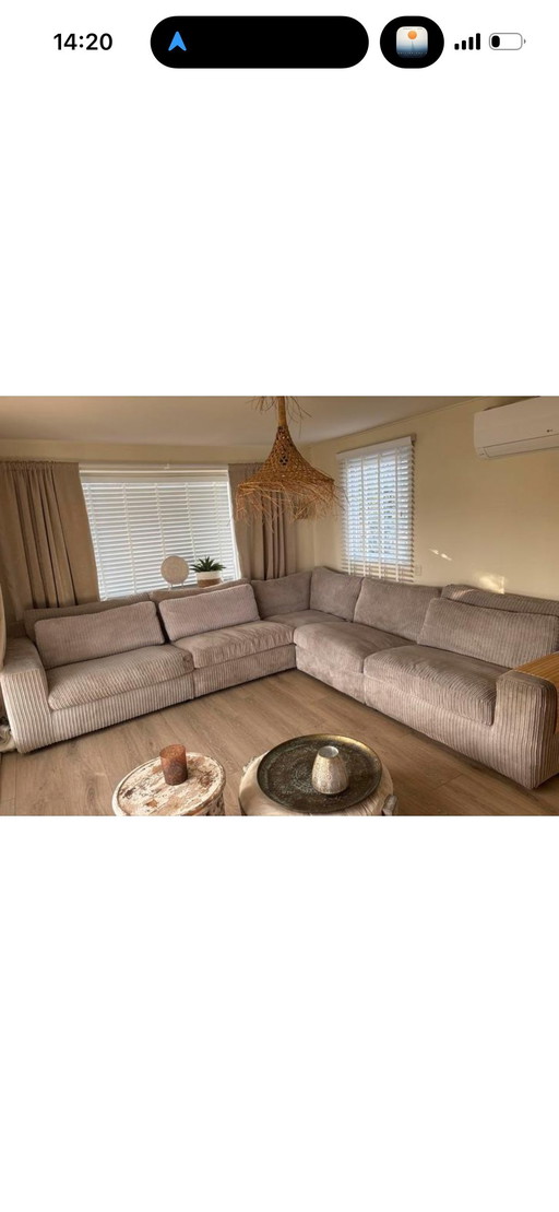 Große Loungebank-Elemente mit grauen Rippen 