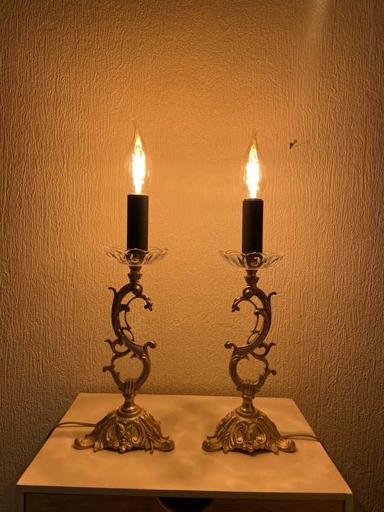 Image 1 of Een paar bronzen kandelaars met kristallen kaarsenhouders, omgebouwd tot lampen.