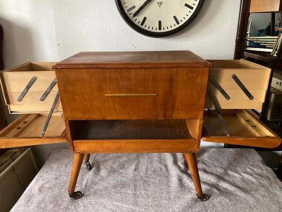 Image 1 of Vintage naaikar uit de jaren 60 - naaitafel - naaikast - op wielen - 3520 - Erzgebirge