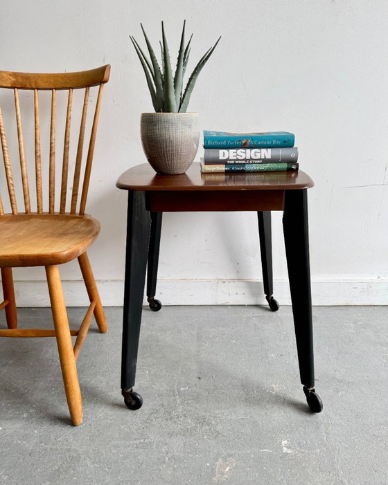 Image 1 of Vintage bijzettafel op zwenkwielen