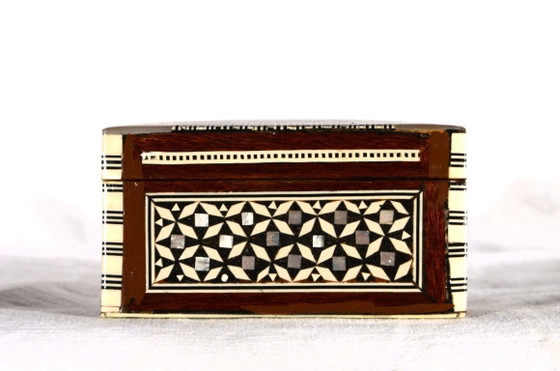 Image 1 of Boîte à bijoux en mosaïque incrustée de nacre du Proche-Orient (Égypte), 14x9cm