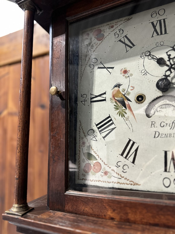 Image 1 of Horloge de parquet anglaise ancienne – R. Griffiths, Denbigh, fin XVIIIe / début XIXe siècle