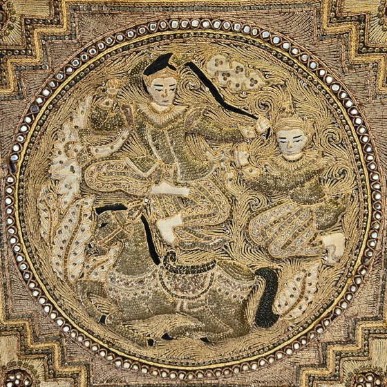 Burmesisches Goldstickerei-Paneel – Kalaga Wandbehang mit Reiter – Wanddekoration, Textile, Aziatisch (photo 3 of 10)