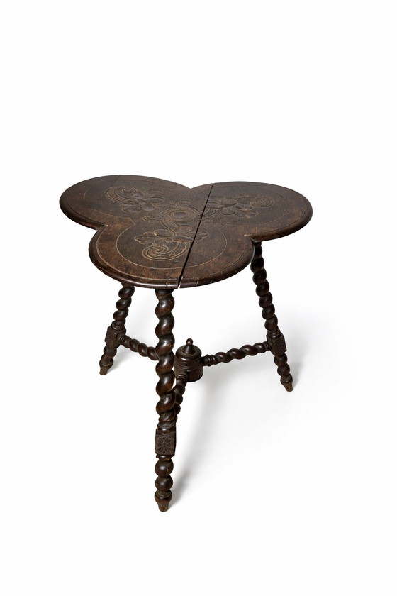 Image 1 of Table d'appoint ancienne en forme de trèfle avec pieds torsadés – Fin du XIXe siècle