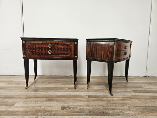 Tables de chevet du milieu du siècle en acajou, laiton et verre