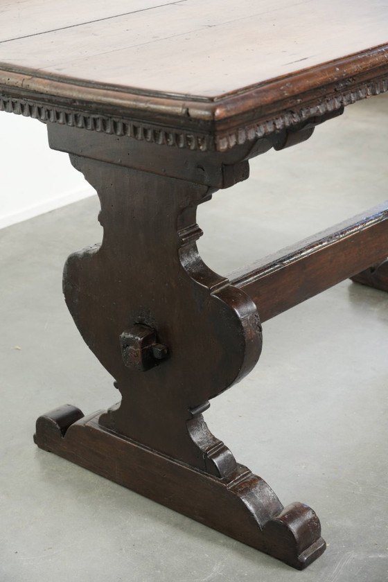 Image 1 of Authentic 16th-century Italian dining table made of walnut.