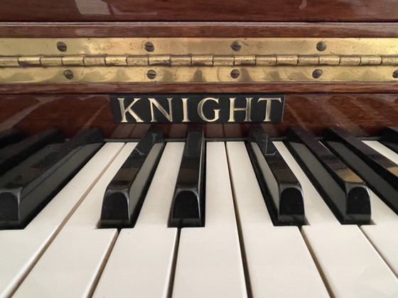 Wunderschönes Knight Piano K15 in poliertem Nussbaum – Zeitlose Klasse & Voller Klang – Wandschrank, Wood (photo 3 of 12)