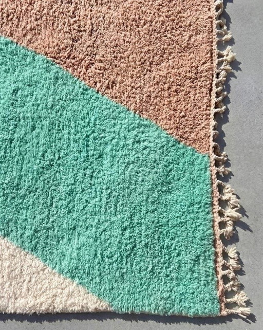 Alfombra bereber tradicional con coloridos diseños, tamaño 1,5/2,5 m.