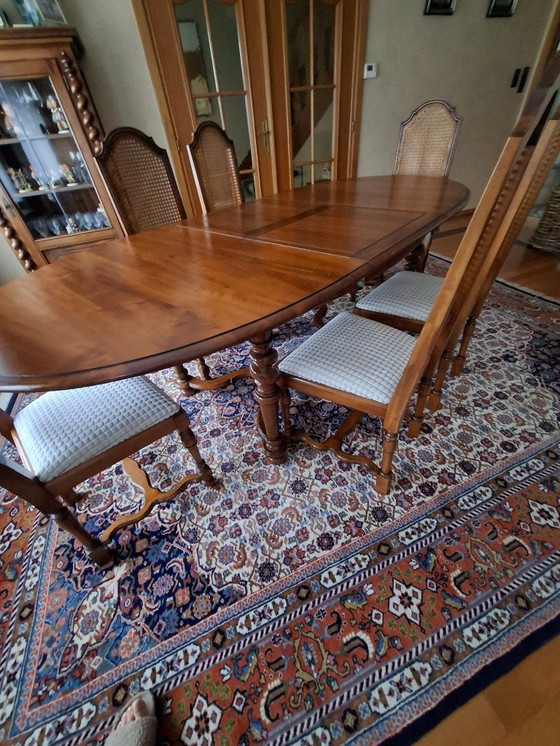 Image 1 of Table ovale extensible en noyer français avec 6 chaises