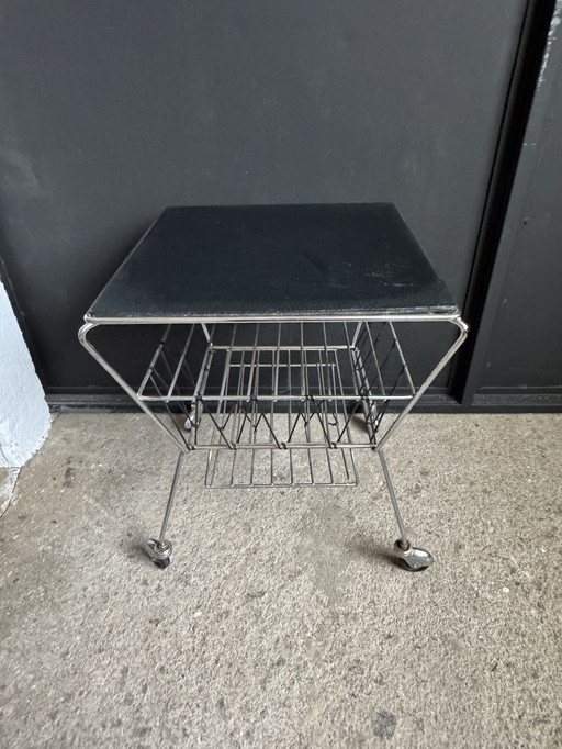 Porte journaux à roulettes années 50