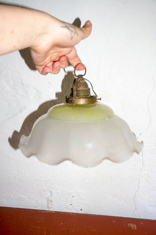 vintage matglazen hanglamp * opaline roze groene swirl kap * plafondlamp met ruches * messing fitting