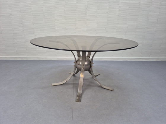 Image 1 of Table basse « Sputnik ». Table vintage en verre fumé avec finitions chromées.