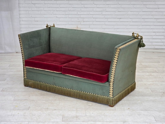 Image 1 of Canapé danois 2 places à accoudoirs rabattables, style « espagnol », années 1970, en velours vert et rouge.