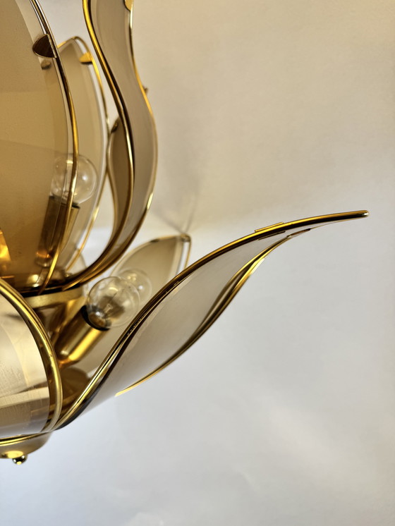 Image 1 of Grande lampada a sospensione "Lotus" d'epoca in vetro fumé e ottone - stile Hollywood Regency