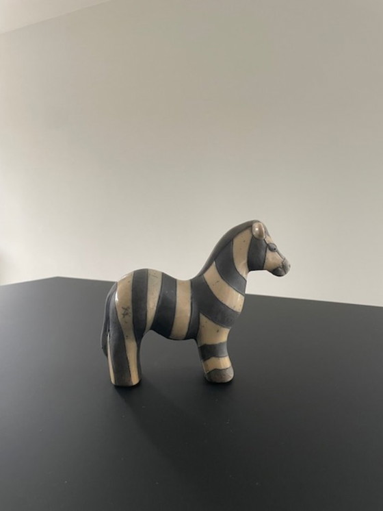 Image 1 of Estatua de cebra de cerámica raku – diseño artesanal
