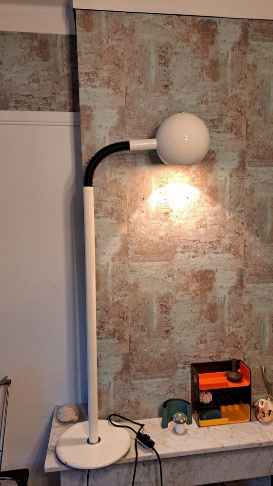 Image 1 of Lampadaire iconique au design vintage futuriste signé Hala. Blanc, métal, modèle œil + col de cygne.