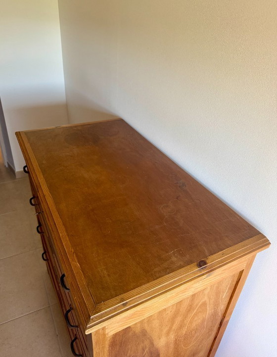 Image 1 of Commode van onbewerkt hout en verchroomd metaal, in art-decostijl uit de jaren 50.