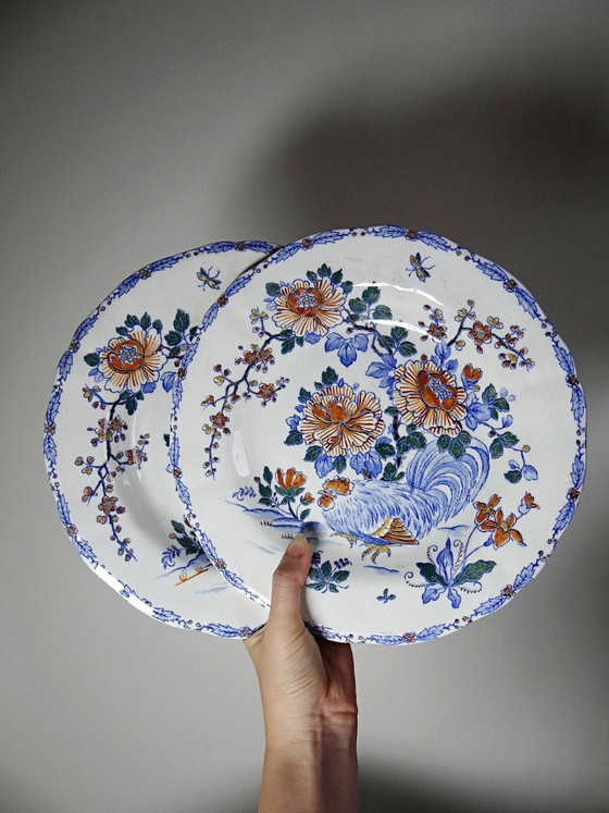 Image 1 of Par de platos antiguos de Gien, con el diseño "Gallo y Peonías", de loza, circa 1900.
