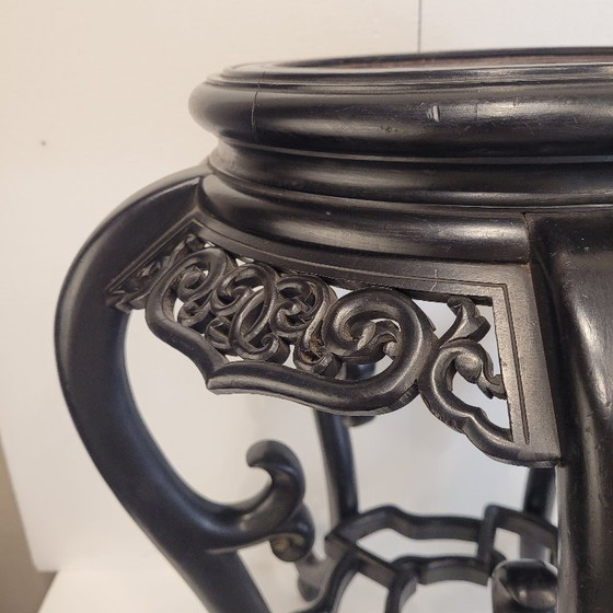 Image 1 of Petit guéridon/table d'appoint, en bois ébénisé et sculpté et en marbre, dynastie Qing, vers 1900 – Chine