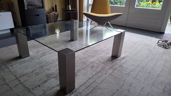 Image 1 of Tavolino da caffè quadrato in vetro con gambe quadrate in acciaio