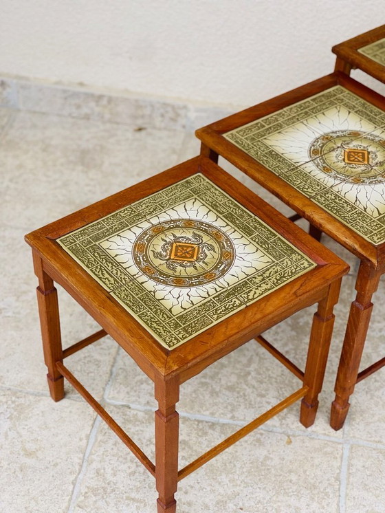 Image 1 of Set di 3 tavolini da caffè impilabili in teak e ceramica, Danimarca, 1960