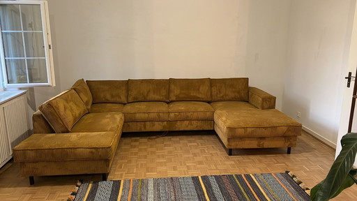 Grote bank van corduroy in mosterdgeel en okerkleurig currygroen.