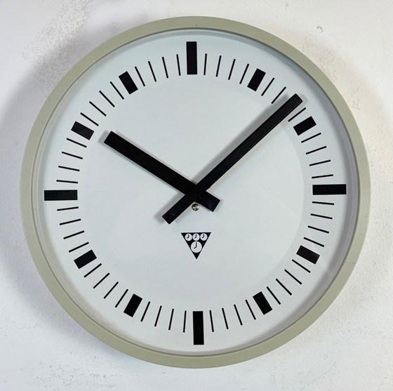 Image 1 of Orologio da parete industriale in bachelite grigia di Pragotron, anni '70