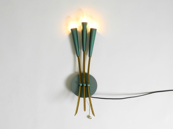 Image 1 of Bellissima lampada da parete conica a 3 luci in stile Mid-Century Modern in ottone