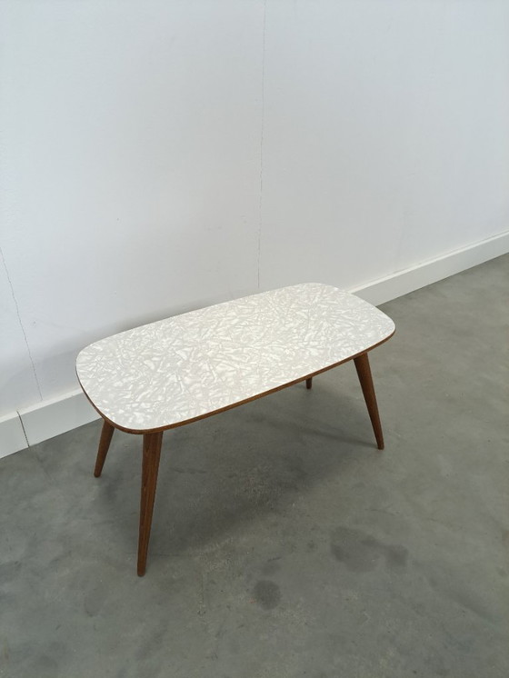 Image 1 of Tavolino laterale largo con piano in formica bianco-grigio, n. 28