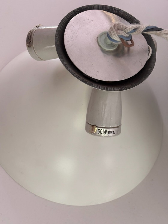 Lampada a sospensione AJ Royal di Arne Jacobsen per Louis Poulsen, 1957, alluminio laccato grigio, design (photo 13 of 14)