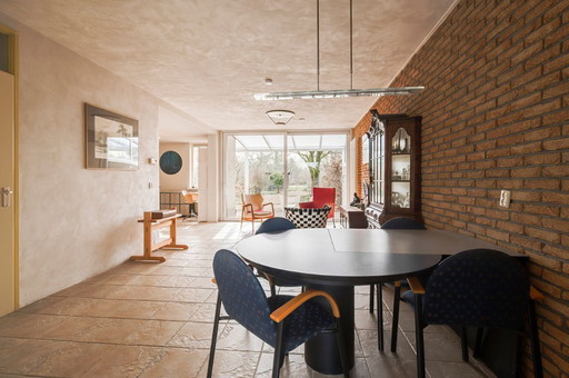 Moderne eetkamertafel met 4 bijpassende stoelen van Gerrit ten Hoor