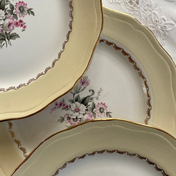 Image 1 of 6 antieke crèmekleurige aardewerken dinerborden met gouden rand en bloemendecoratie, L'Amandinoise Brigitte-patroon, vintage