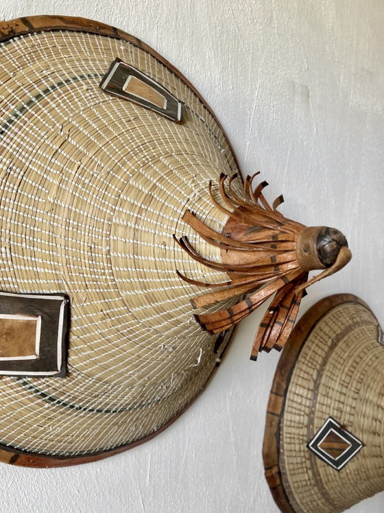 Duo de chapeaux traditionnels Peuls (Tingandé), Afrique de l'Ouest – Décorations murales, Rattan (photo 5 of 16)