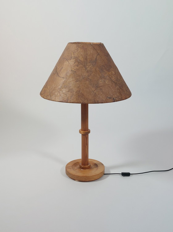 Image 1 of Lampada da tavolo o da terra vintage in legno di pino con paralume realizzato con foglie vere.