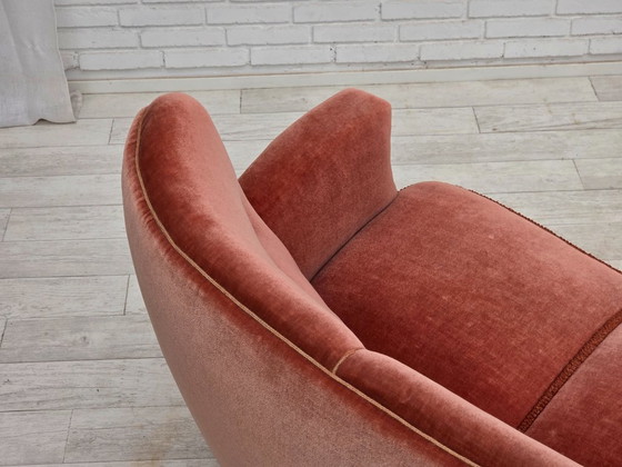Image 1 of Deense driezitsbank uit de jaren 70, gebogen model, roze meubelvelours.