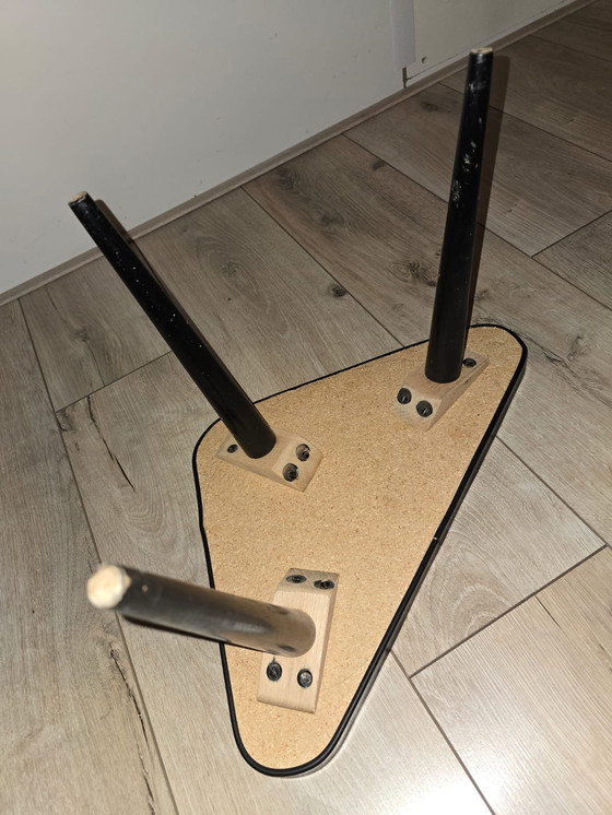 Image 1 of Magnifique table triangulaire jaune ocre des années 1960 avec un plateau en Formica