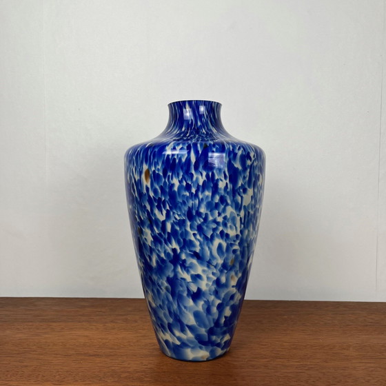 Image 1 of Vase en verre soufflé à effet moucheté bleu cobalt et blanc