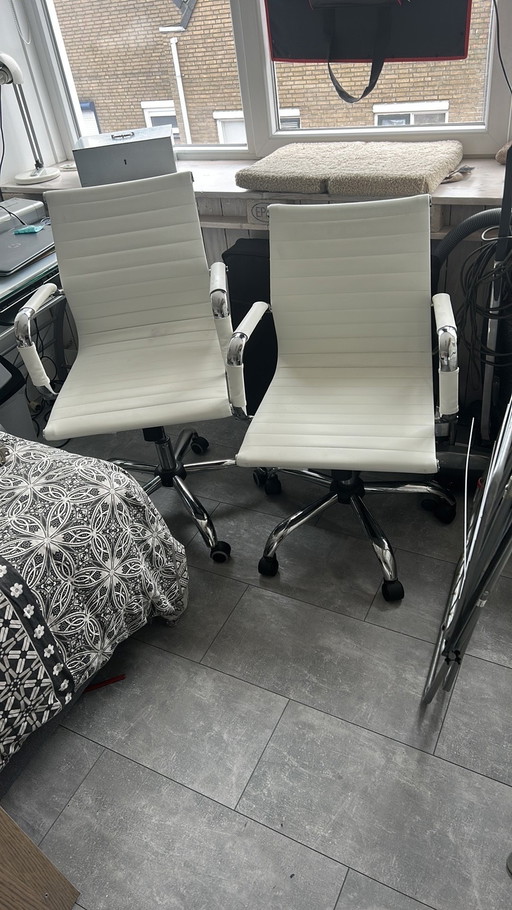 2x buro stoelen EAMES look