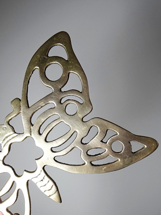 Image 1 of Sottopentola a forma di farfalla con ali aperte, in ottone traforato placcato oro, anni '60-'70