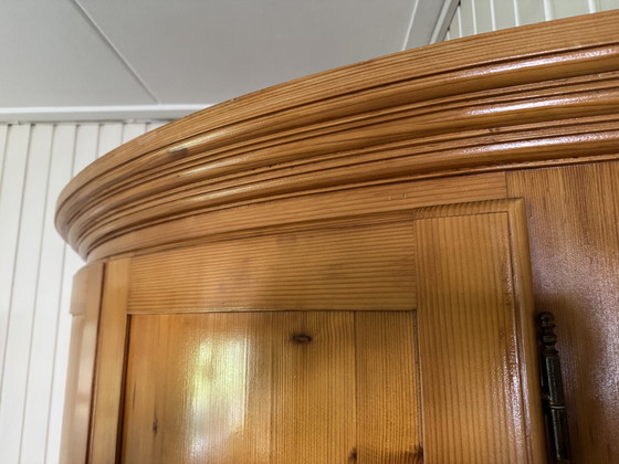 Image 1 of Degelijke grenen hoekkast 