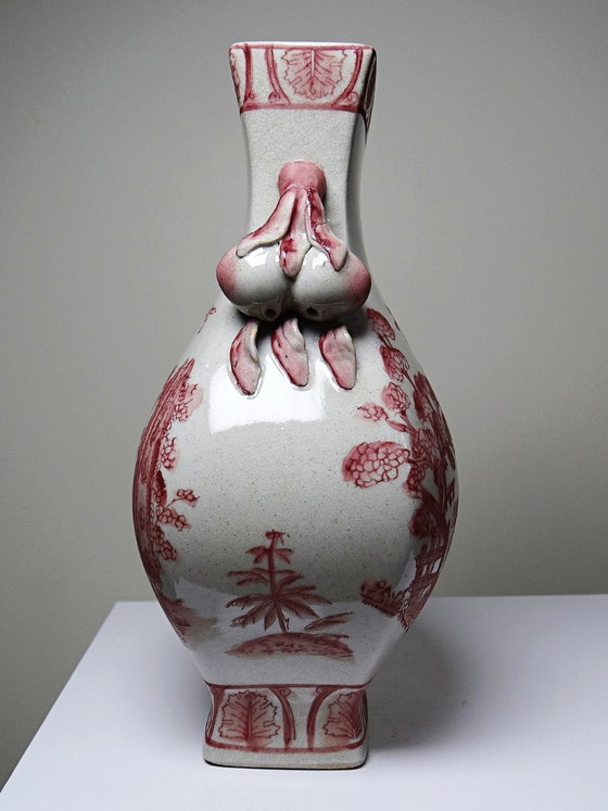 Image 1 of Roze chinoiserie balustervaas met perzikkleurige handvatten, Staffordshire-stijl, Engeland