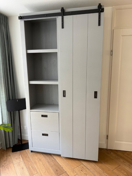 Armadio "Barn Slide" di VT wonen - Grigio cemento