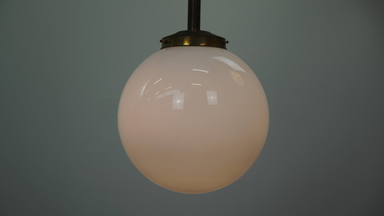 Image 1 of Lampada a sospensione/soffitto vintage a forma di sfera di vetro realizzata in vetro opalino in stile Art Déco