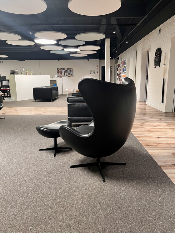 Image 1 of Fritz Hansen Egg Chair mit Fußhocker (limitierte Auflage)