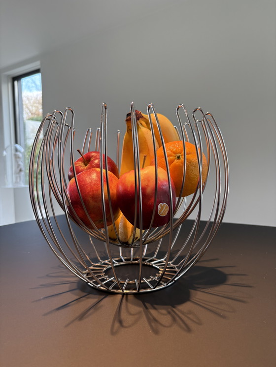 Image 1 of Cesta de fruta de diseño fabricada en acero inoxidable.