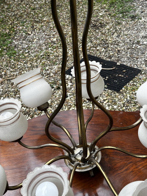 Image 1 of Lampadario vintage anni '50 a 8 bracci in ottone e vetro satinato bianco e oro.