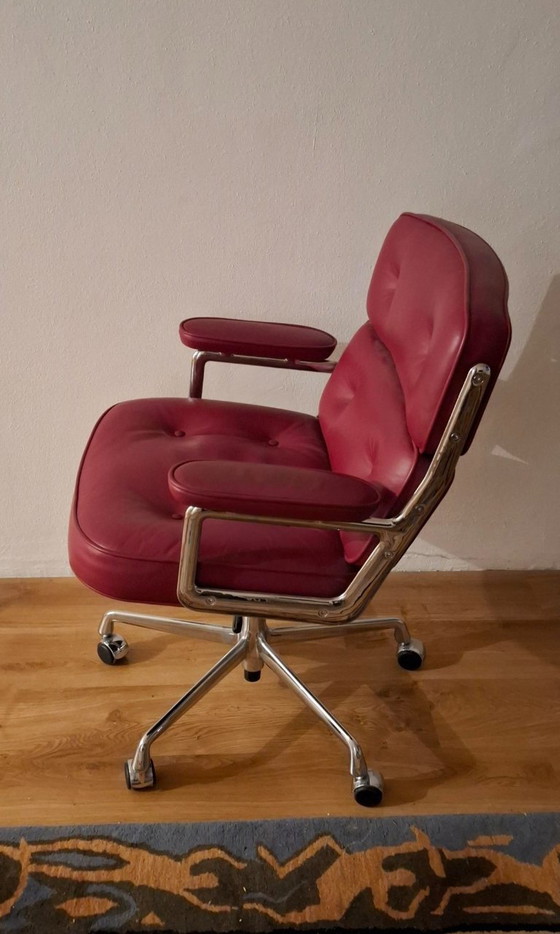 Eames Lobby chair ES104 burgundy – Charles Eames, Swivel chairs, Leather (photo 2 of 5)