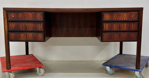 Bureau Gunni Omann modèle 77 en palissandre, années 1960.