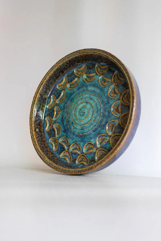 Image 1 of Plato de cerámica de estilo modernista, obra de Michael Andersen, Dinamarca, década de 1960.