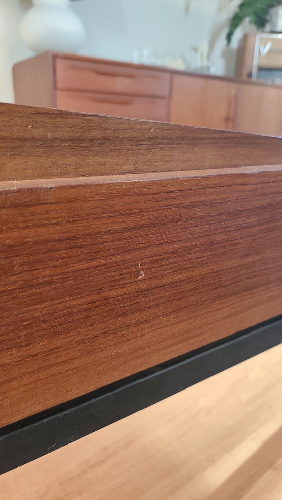 Image 1 of Un vecchio tavolo da lavoro riadattato come grande tavolino da caffè